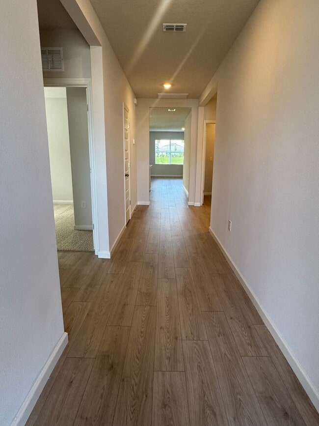 Building Photo - 1633 Garabaldi Cir SE