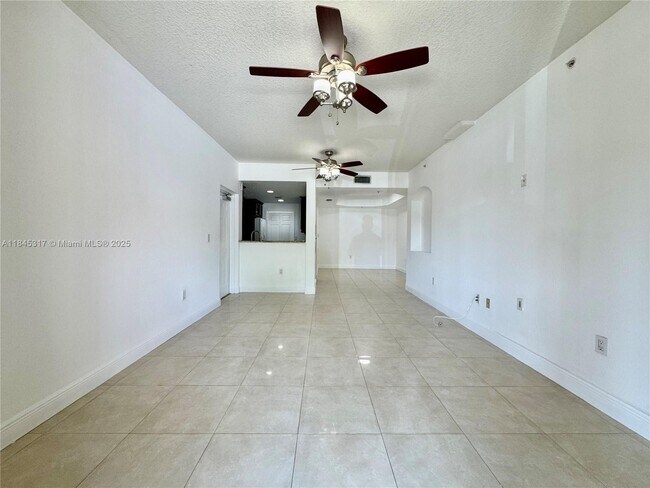 Foto del edificio - 6540 NW 114th Ave