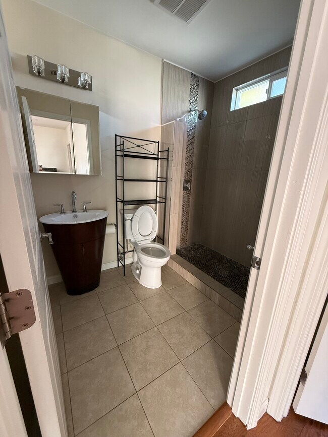 Foto del edificio - 10548 Tinker Ave