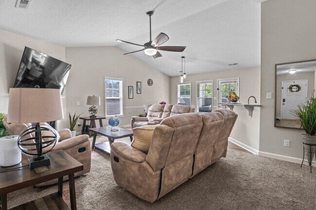 Foto del edificio - Charming 3-Bedroom Home with Bonus Room in...