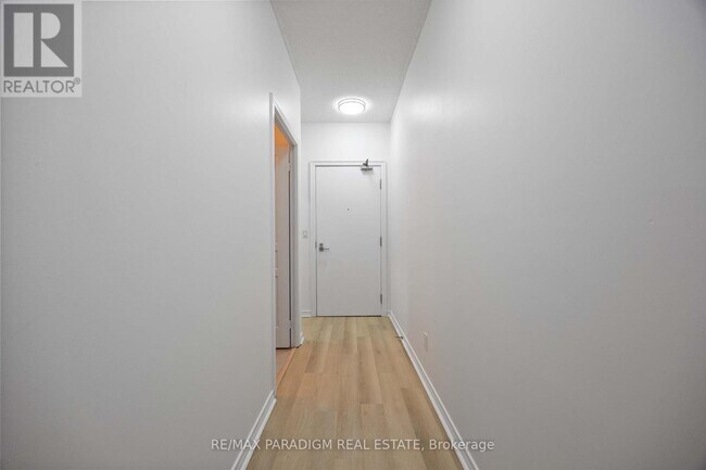 Building Photo - 352 Front St W