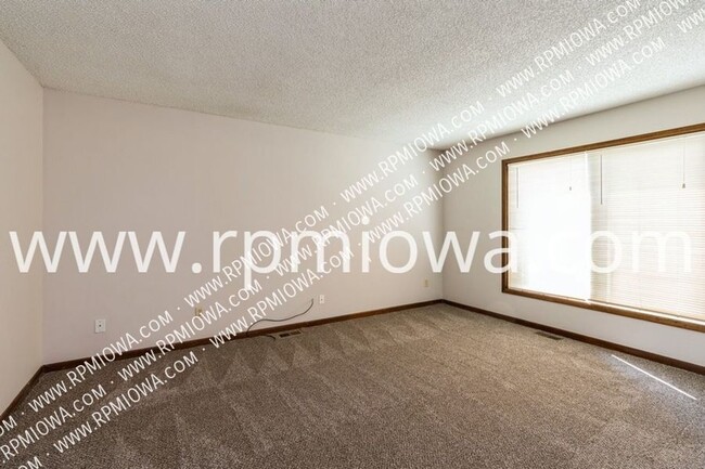 Foto del edificio - DUPLEX IN DES MOINES! 2 Bedroom, 1.5 Bathr...