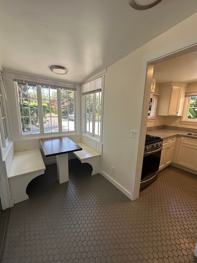 Building Photo - 2 Bedroom Charming Montecito Cottage Avail...