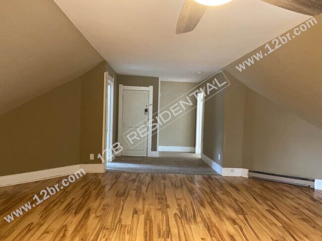 Building Photo - 2-Bedroom 3rd Story Unit in Toledo's Histo...