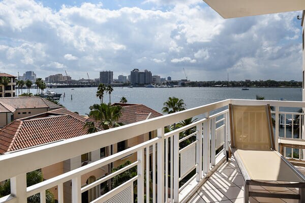 Foto del edificio - 250 Bradley Pl