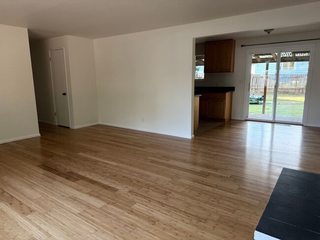 Building Photo - 3 Bedroom 2 Bath Fenced Yard Cul-de-Sac Ne...