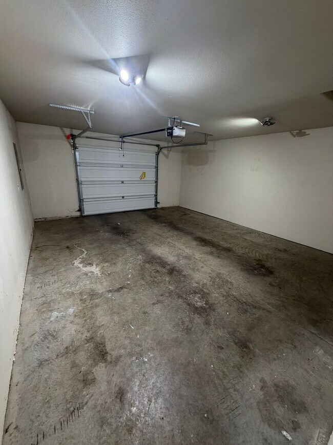 Foto del edificio - Large 2 Bedroom with Fenced Yard!