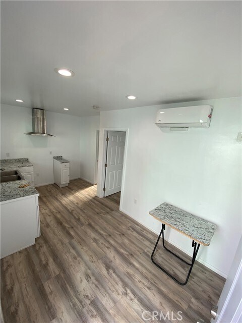 Building Photo - 320 W 91st Pl