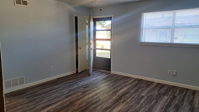 Foto del edificio - 3404 Elkhart Ave