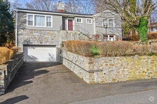 Building Photo - 744 Lakeside Dr
