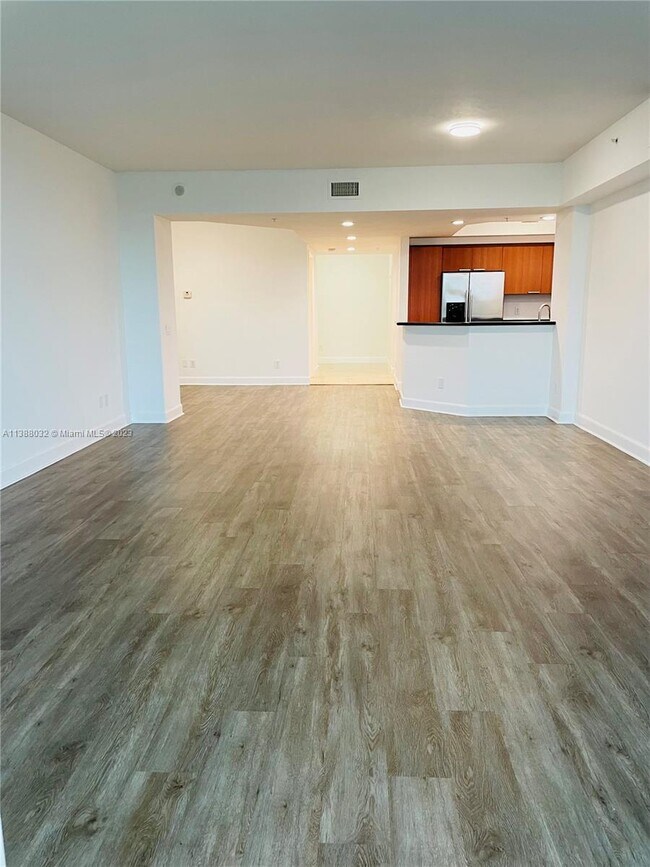 Foto del edificio - 14951 Royal Oaks Ln
