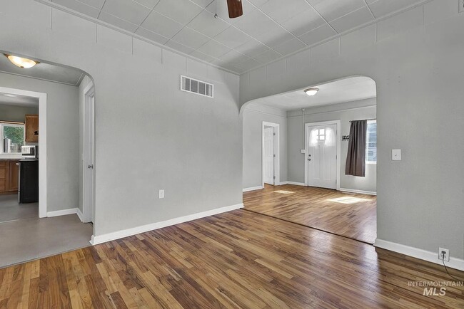 Building Photo - 155 N 11th E St