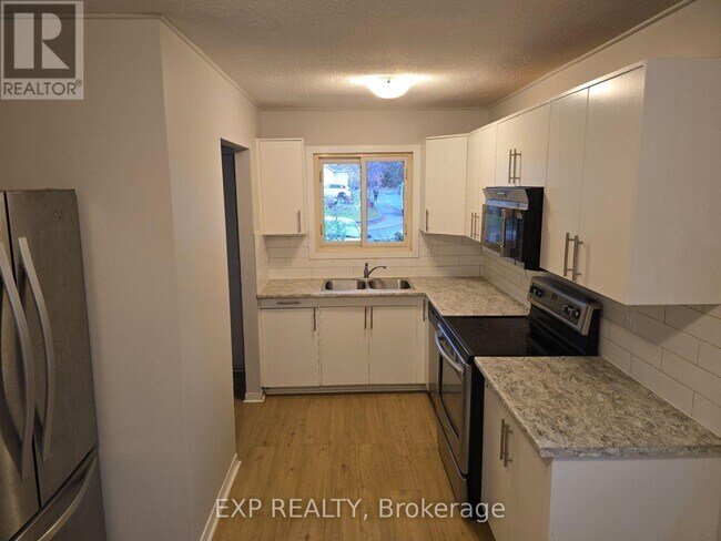 Building Photo - 89 Wellington St E