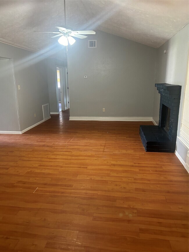 Building Photo - 15818 Willbriar Ln