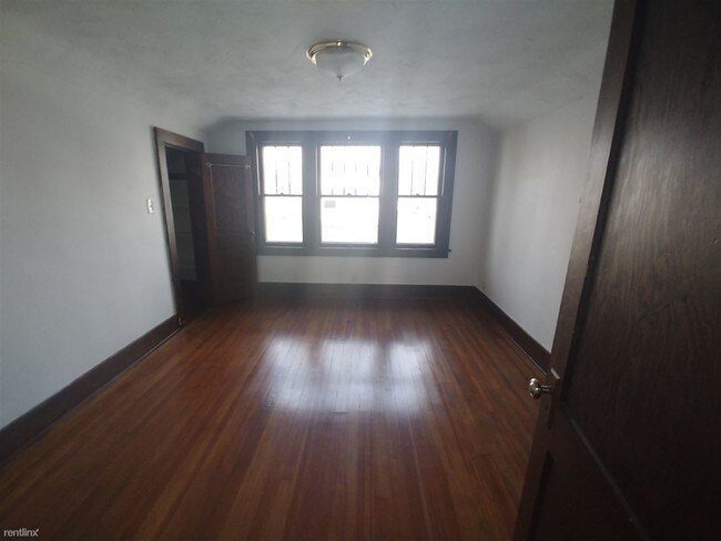 Foto del edificio - 4 br, 1.5 bath House - 200 Kendall St