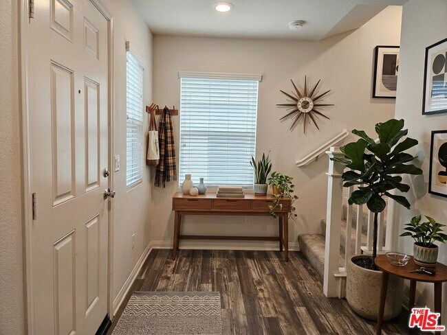 Foto del edificio - 7256 Cherry Ln