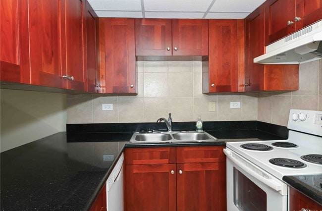 Building Photo - 2499 Kapiolani Blvd