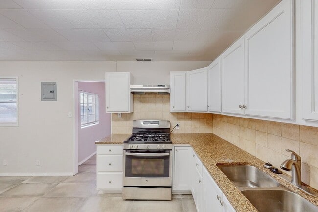 Building Photo - NE 2/BD 1/BA 1/CG HOME