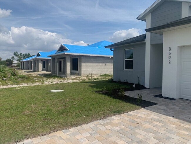 Building Photo - New duplex unit for rent