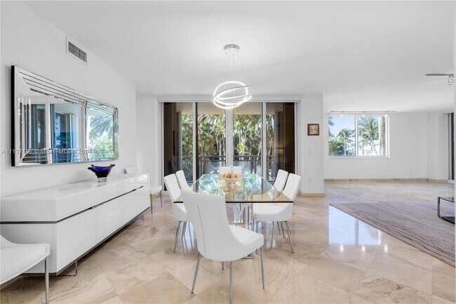 Foto del edificio - 445 Grand Bay Dr