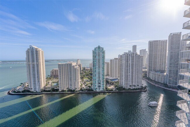 Foto del edificio - 335 S Biscayne Blvd