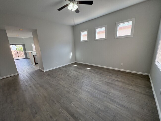 Building Photo - Rita Ranch Vail School District Single story home