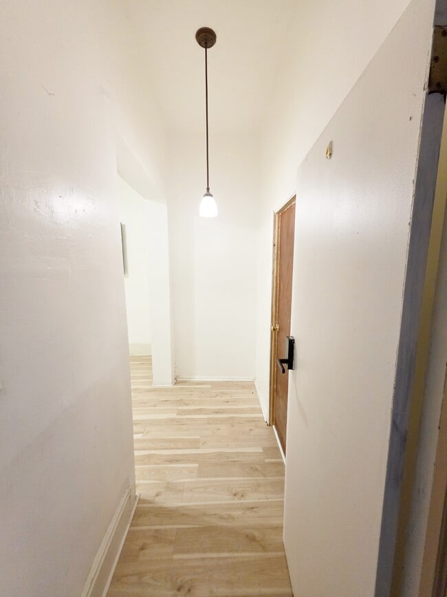 Building Photo - 70 Weirfield St
