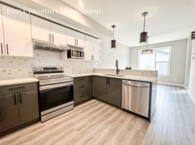 Photo du bâtiment - INCREDIBLE 3 BEDS/ 2.5 BATHS UPPER ONLY WITH GARAGE INCLUDED!