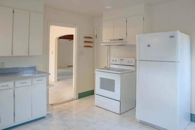 Foto del edificio - PRELEASING for AUGUST 2026! Spacious 4 Bedroom, 2 Bathroom Home with Detached Garage, Walking Dis...