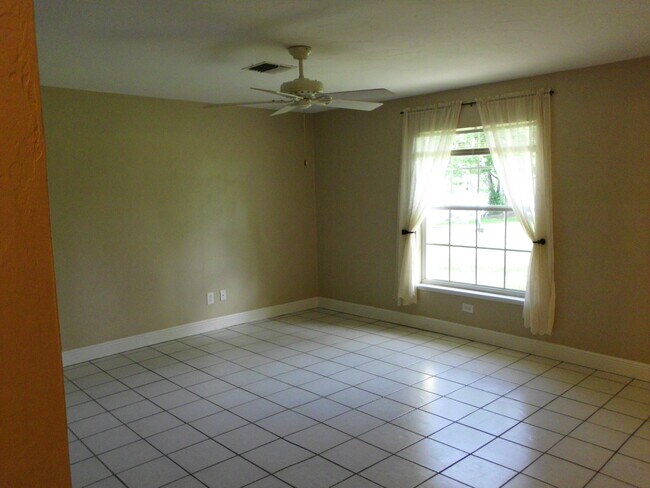 living room - 4520 SE 5th Pl