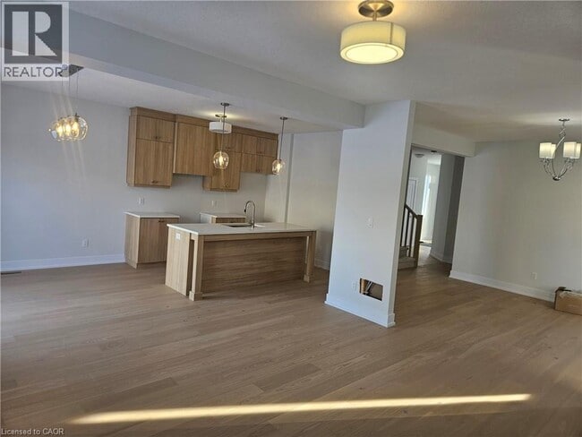 Building Photo - 123 Maple St