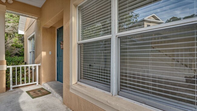Building Photo - Gorgeous 3/2.5 Townhome