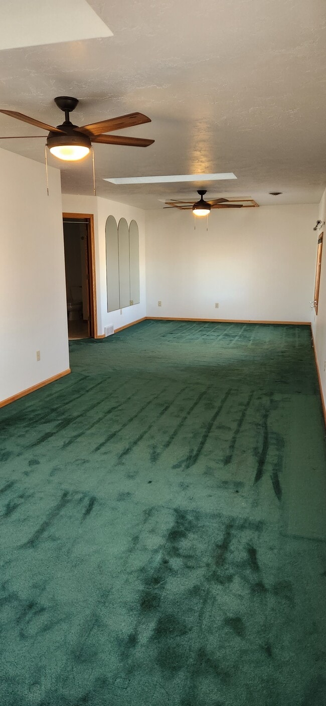 huge master bedroom - 4415 State St