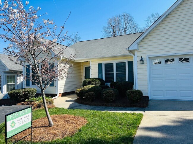 Building Photo - Impeccable spacious 3 bedroom 2 bath main ...