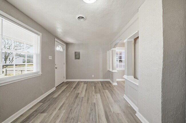 Foto del edificio - ADORABLE 3 BED, 1 BATH HOUSE FOR RENT IN NORFOLK