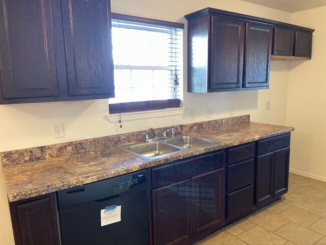 Foto del edificio - 3 bed 2 bath with covered patio, wood cera...