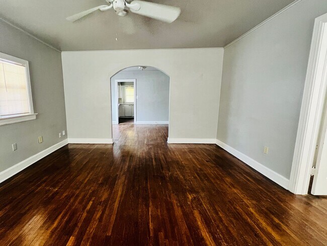 Building Photo - Nice 3 Bedroom 1 Bathroom Home With Detach...