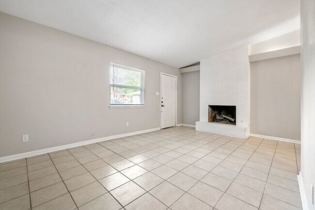 Foto del edificio - Newly Updated Duplex Unit- Application Fee...
