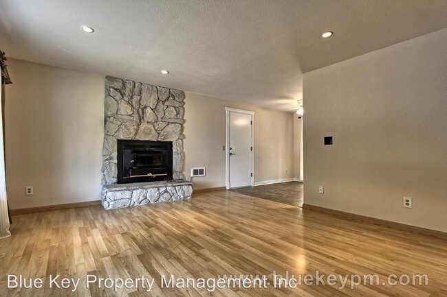 Building Photo - 3 br, 1 bath House - 3945 SW 192nd Ave