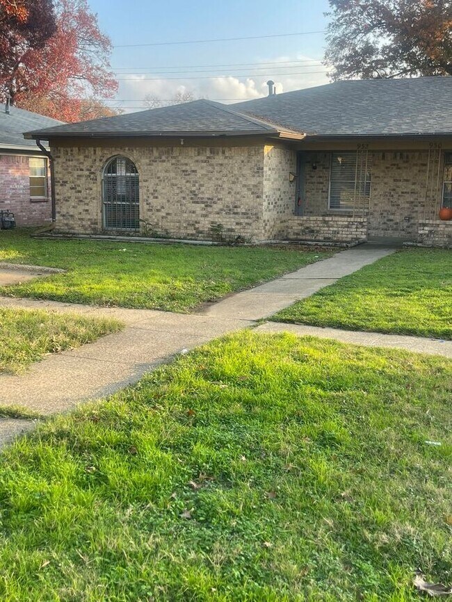 Building Photo - Great size 2 Bedrooms Duplex for rent in I...