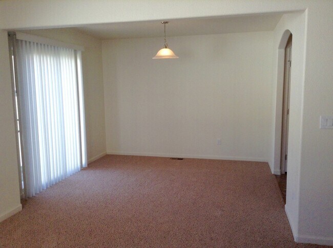 Building Photo - 3 BEDROOM, 2.5 BATHROOM, SADDLE RIDGE TWIN...