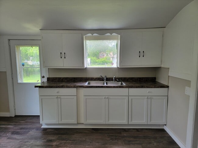 Foto del edificio - Updated 3-Bedroom, 1-Bathroom Home with Mo...