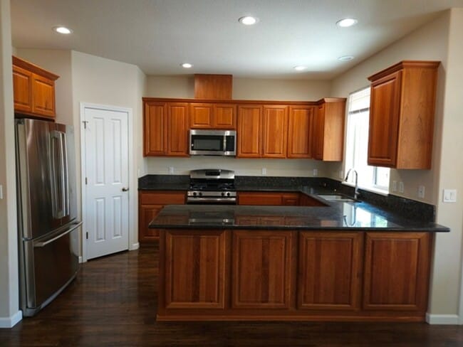 Building Photo - 4Bd/2.5Ba Two Story House - Available to View!