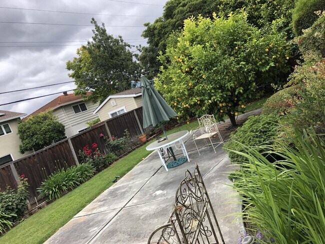 Foto del edificio - 1220 Brenton Ave