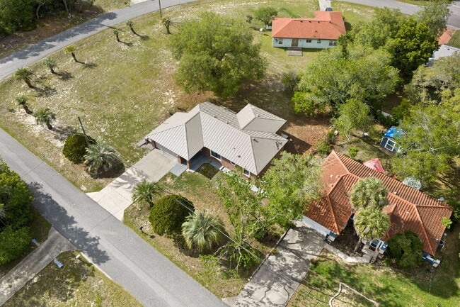 Foto del edificio - Comfort, Space & Convenience on a Peaceful Corner Lot in the Shores