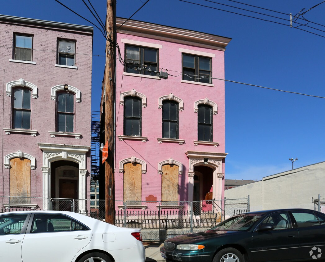 Building Photo - 1209 Clay St