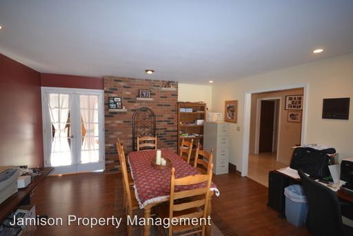 Building Photo - 2911 Parkview Dr