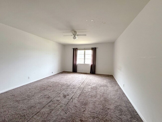Building Photo - 12 NE 19th Ct