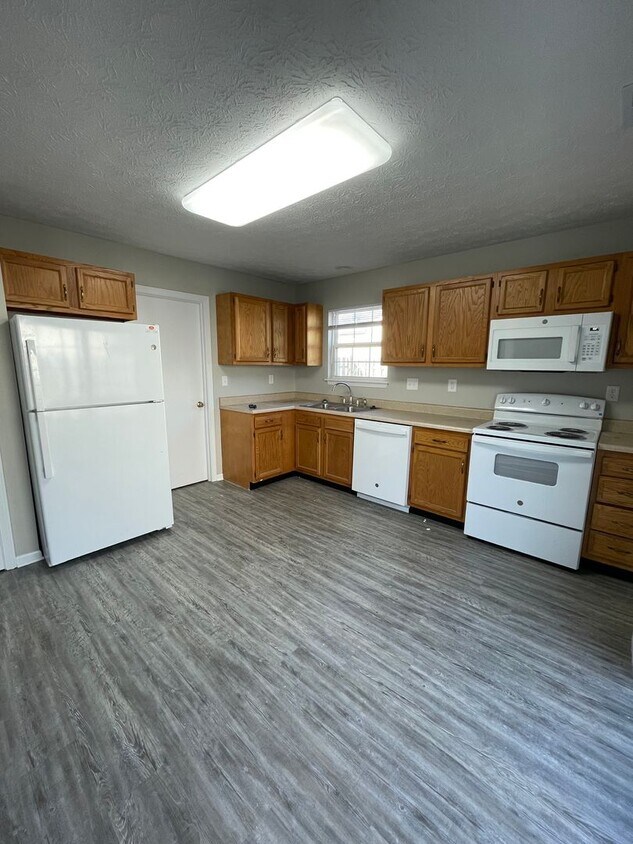 Foto principal - Three Bedroom Single Family Home - West La...