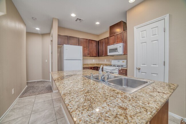 Foto del edificio - 4-BEDROOM / 3-BATH 2-STORY LOVELY HOME WITHIN GATED COMMUNITY CLOSE TO NELLIS AIR FORCE BASE!